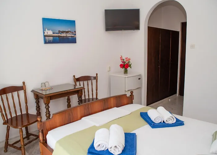 Adonis Naxos מלון