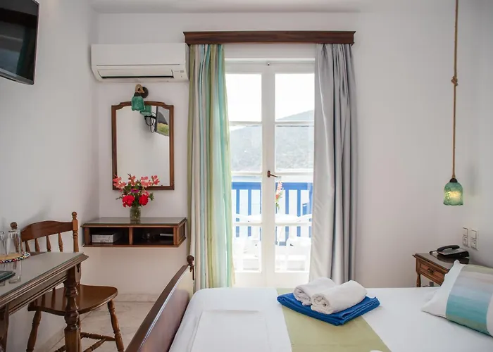 מלון Adonis Naxos 2*