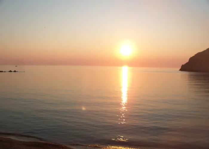 מלון Adonis Naxos 2*